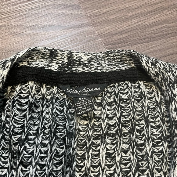 Small Oversized Button Up Cardigan | Streetwear - Picture 2 of 5